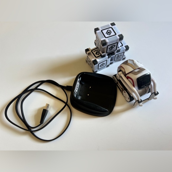 Perfect condition, works great. It comes with its three cubes, and charger. - Picture 2 of 3